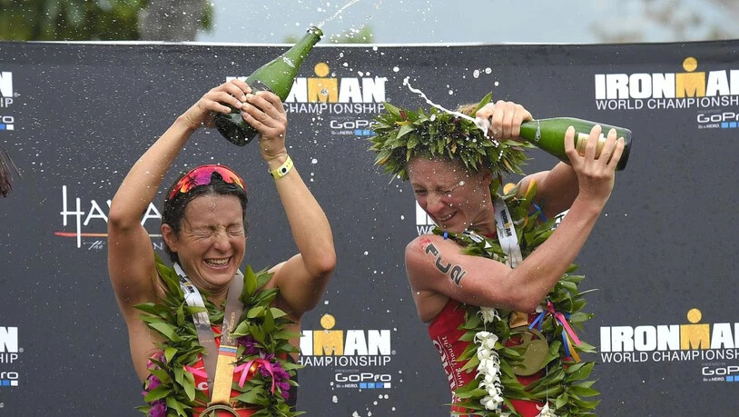 Ironman Hawaii 2015: Siegerin Daniela Ryf (rechts) und die zweitplatzierte Britin Rachel Joyce unter der selbst produzierten Champagner-Dusche