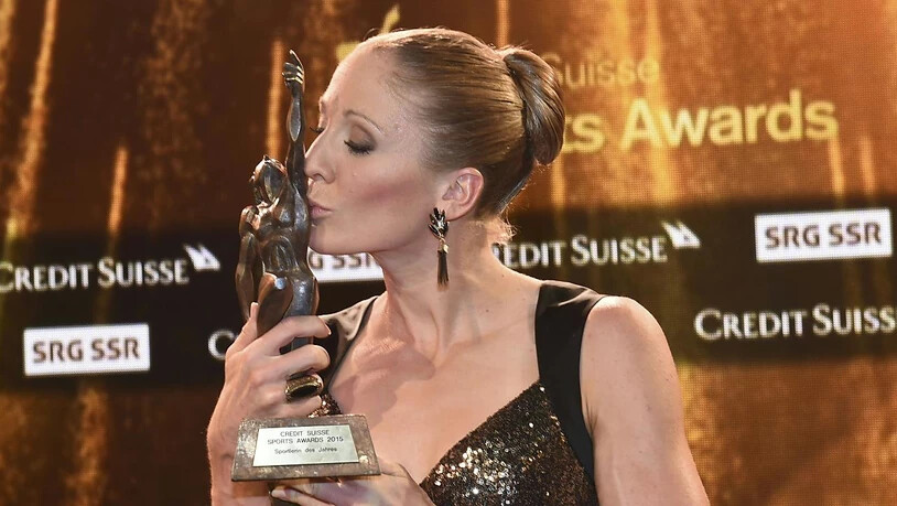 Ein Küsschen für den Schweizer Sport-Oscar: Daniela Ryf wurde Schweizer Sportlerin 2015