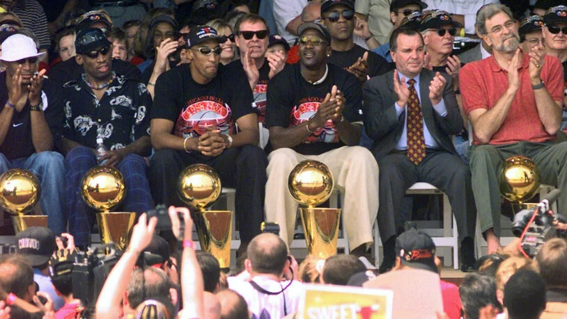 Die Chicago Bulls bei ihrer Meisterfeier 1998 und dem sechsten Titelgewinn innerhalb von acht Jahren