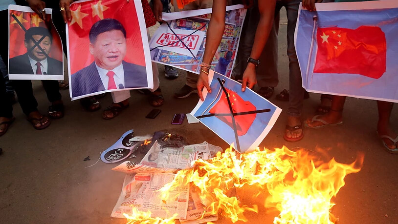 Proteste gegen den Grenzzwischenfall zwischen China und Indien: Nationalisten verbrennen in Bhopal Bilder chinesischer Flaggen und des chinesischen Präsidenten Xi Jinping.