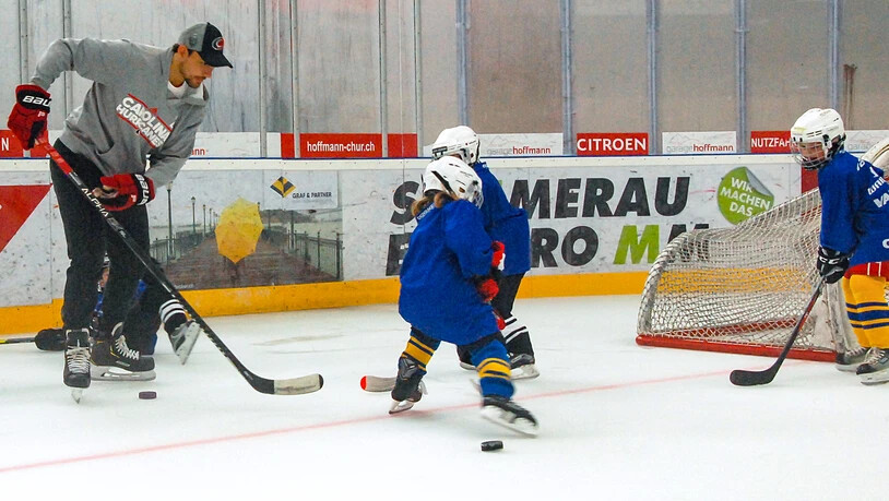 Mit vollem Eifer gegen den NHL-Stürmer: Churer Kids im Training mit Nino Niederreiter.
