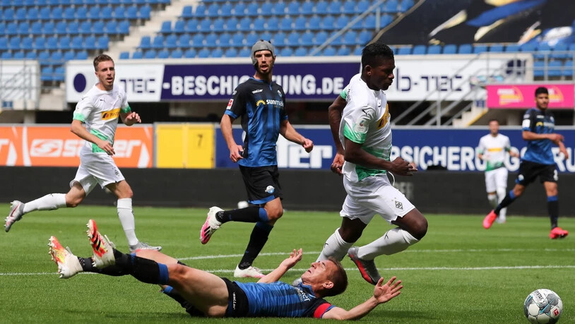 Breel Embolo stellt Paderborns Hintermannschaft mit Borussia Mönchengladbach vor Probleme