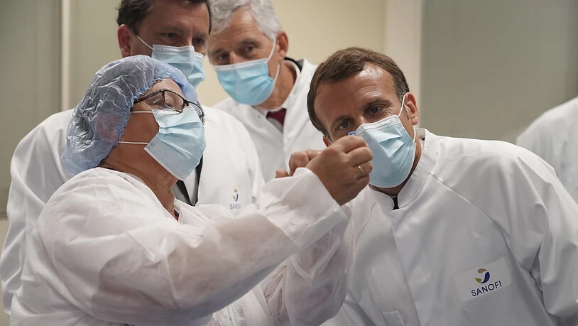 Das freut auch den französischen Präsidenten Emmanuel Macron: Der Sanofi-Konzern will bis im ersten Quartal 2021 die Zulassung für seinen Corona-Impfstoff erhalten.