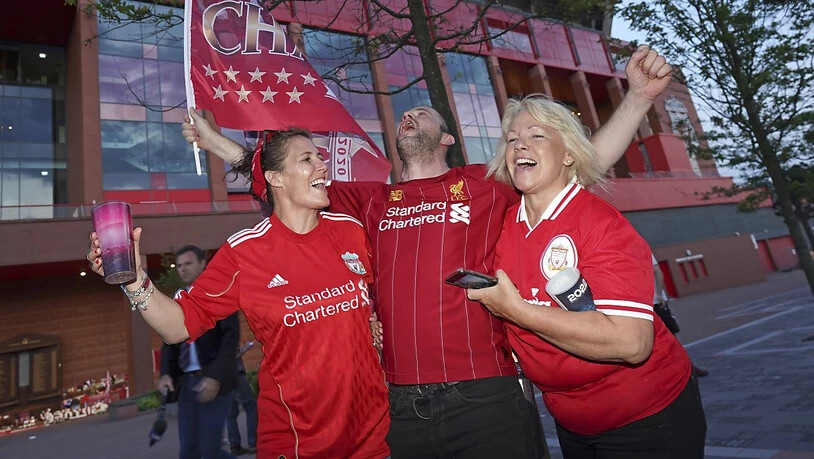 Liverpool ist erstmals seit 30 Jahren wieder englischer Meister: Die Fans feiern vor dem Stadion die Niederlage von Manchester City gegen Chelsea