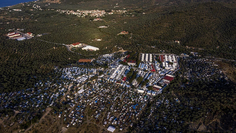 dpatopbilder - Blick auf das Flüchtlingslager Moria und angrenzende Behelfslager. Foto: Angelos Tzortzinis/dpa