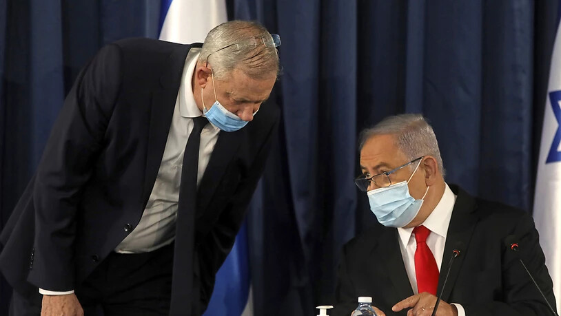 Benjamin Netanjahu (r), Premierminister von Israel, und Benny Gantz, Vorsitzender der Mitte-Bündnisses Blau-Weiß, während der wöchentlichen Kabinettssitzung. Foto: Menahem Kahana/Pool AFP/AP/dpa