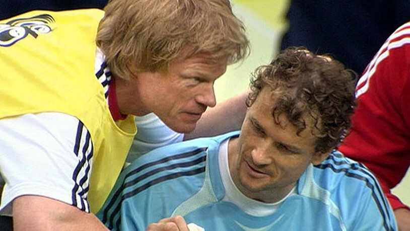 Die grosse Geste von Oliver Kahn: Der Goalie von Bayern München, der sich nie mit der Reservistenrolle abfinden konnte, ging auf Lehmann zu, umarmte ihn und wünschte seinem Rivalen viel Glück für Penaltyschiessen