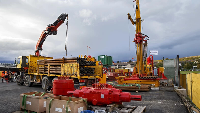 Geothermische Probebohrung in Lully bei Genf im November 2019. Für das Pilotprojekt in Haute-Sorne (JU) wird das Sicherheitsnetz engmaschiger. Damit will man das Risiko für befürchtete Erdbeben weiter verkleinern. (Themenbild)