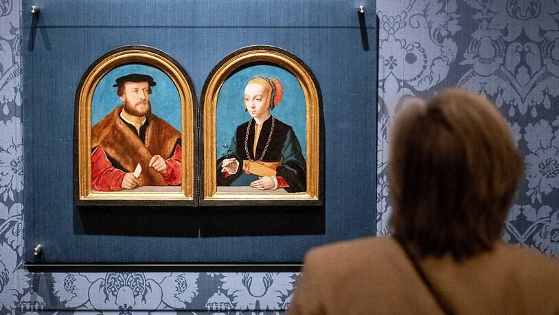 Bei einer Pressekonferenz steht eine Frau vor den Gemälden des Kölner Malers Bartholomäus Bruynder mit Porträts von Jakob Omphalius und Elisabeth Bellinghausen im Museum Mauritshuis. Nach fast 125 Jahren sind die gemalten Porträts eines Kölner…