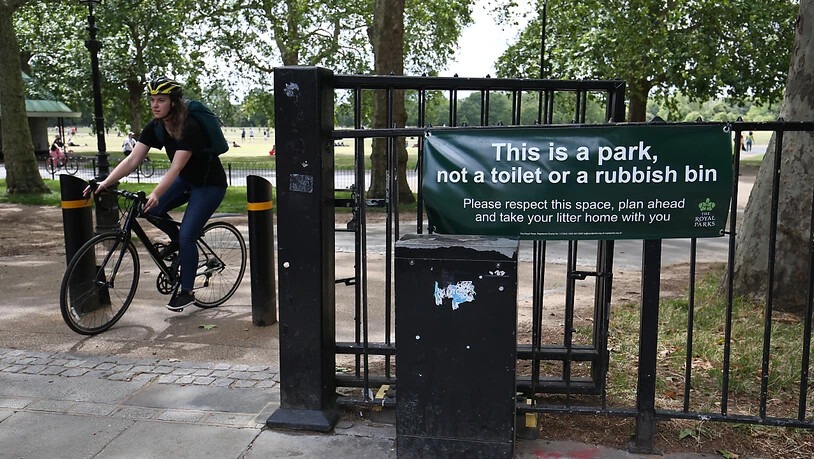 Ein Transparent mit der Aufschrift "Das ist ein Park und keine Toilette oder  Müllhalde" hängt an einem Eingang zum Hyde Park. Foto: Jonathan Brady/PA Wire/dpa