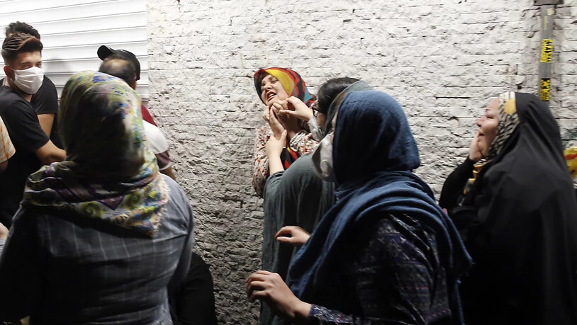 Zahlreiche Personen warteten am Dienstagabend vor einem Spital in Teheran auf Informationen über ihre Angehörigen, die von einer Explosion in einer Privatklinik betroffen waren.