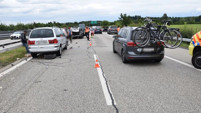 Eine Auffahrkollision mit drei beteiligten Fahrzeugen auf der Autobahn A5 hat ein Todesopfer gefordert. Zwei weitere Personen wurden verletzt, eine davon schwer.