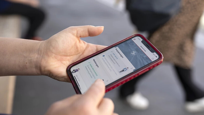 Die Schweizer Coronavirus-Warn-App für Mobiltelefone soll den Benutzer warnen, falls er sich mindestens 15 Minuten in unmittelbarer Nähe eines Infizierten befunden hat. (Symbolbild)