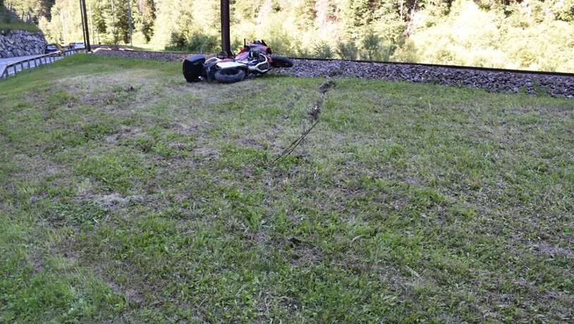 Nach einer Fahrt ohne seinen bei einem Sturz verletzten Lenker legte sich das Motorrad ins Gras.
