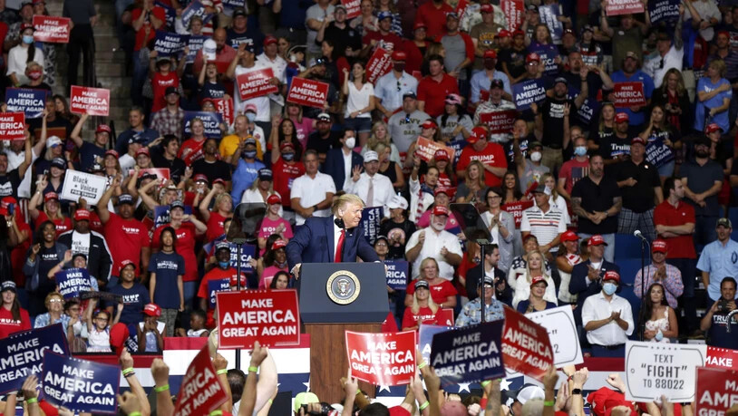 US-Präsident Donald Trump geniesst das Bad in der Menge bei seiner Wahlveranstaltung in Tulsa, Oklahoma, am 20 Juni. Nun haben dort die Corono-Infektionen erheblich zugenommen. (Foto: Stephen Pingry / AP/ KEYSTONE-SDA)