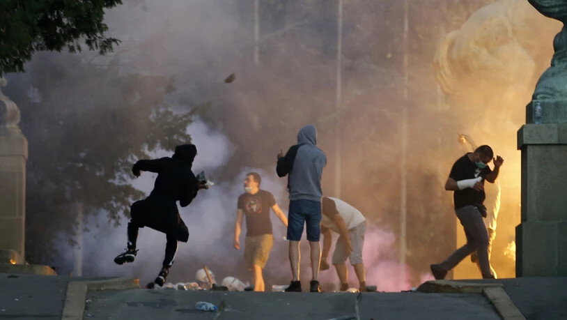dpatopbilder - Demonstranten stoßen bei Protesten mit Polizisten zusammen. Nach massiven Protesten in der Nacht zum Mittwoch hat Serbiens Präsident Vucic eine von ihm angekündigte Ausgangssperre wegen der Corona-Pandemie zurückgenommen. Foto: Darko…