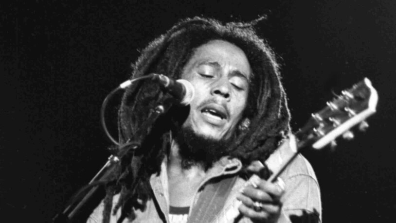 Bob Marley bei einem Konzert in Paris, 1980. Sein Song "One Love" wird neu aufgelegt, um Spenden zur Bekämpfung der Corona-Pandemie zu sammeln. (Foto: Langevin/AP/KEYSTONE-SDA)