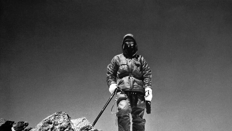 Norbert Joos posiert auf dem Gipfel des 8126 m hohen Nanga Parbat im Westhimmalaya, den er am 10. Juni 1982 bestiegen hat