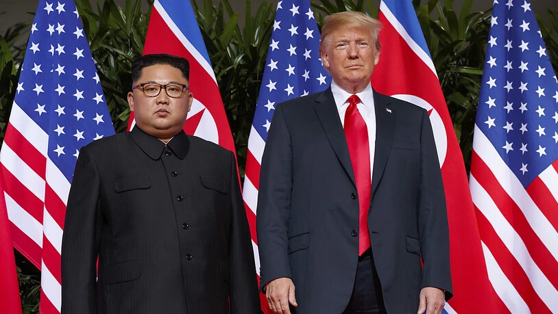US-Präsident Donald Trump und der nordkoreanische Machthaber Kim Jong Un bei einem Treffen am 12. Juni 2018. US-Aussenminister Mike Pompeo sagt nun, die USA seien zu weiteren Gesprächen bereit. (Foto: Evan Vucci/AP/ KEYSTONE-SDA)