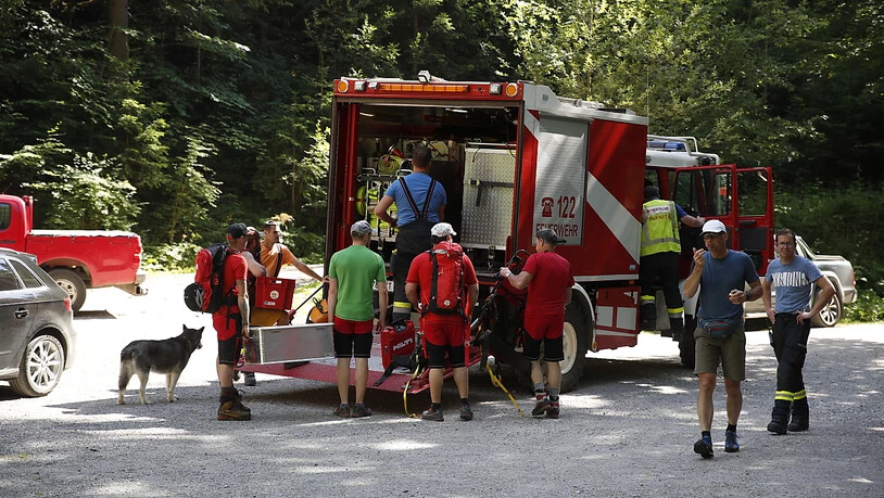 Rettungskräfte bereiten sich auf dem Weg zur Unfallstelle an der Bärenklamm vor. Foto: Erwin Scheriau/APA/dpa
