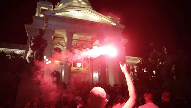 In der serbischen Hauptstadt Belgrad haben am Samstagabend erneut zahlreiche Menschen gegen die Coronavirus-Massnahmen der Regierung protestiert - diesmal aber friedlicher als am Freitagabend.