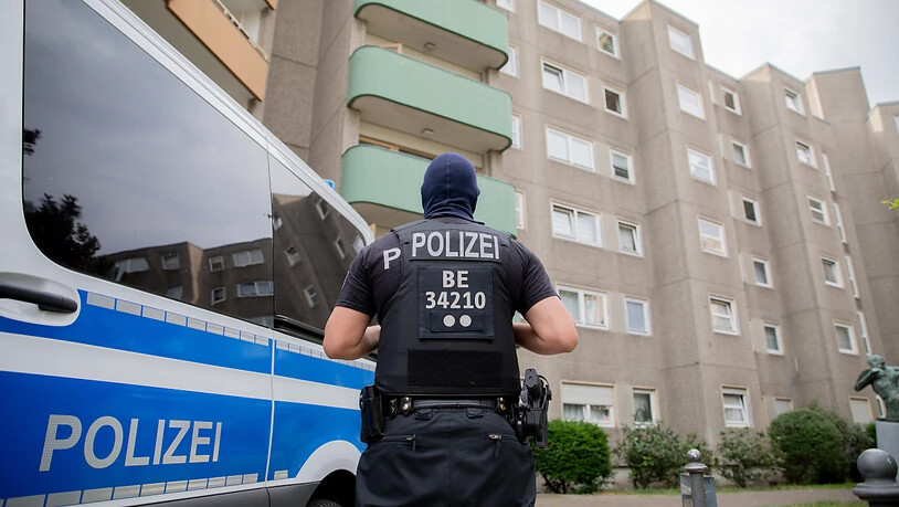 Ein Polizist steht bei einem Polizeieinsatz im Rahmen einer groß angelegten Razzia gegen Tatverdächtige aus der islamistischen Szene in Berlin-Gesundbrunnen vor einem Gebäude. Foto: Christoph Soeder/dpa