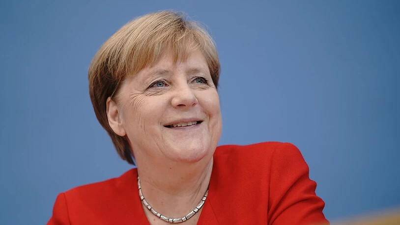 ARCHIV - Bundeskanzlerin Angela Merkel (CDU) lacht in der Pressekonferenz. (zu dpa "Mit 66 Jahren...hat Merkel für Rentenpläne keine Zeit" am 15.07.2020) Foto: Michael Kappeler/dpa