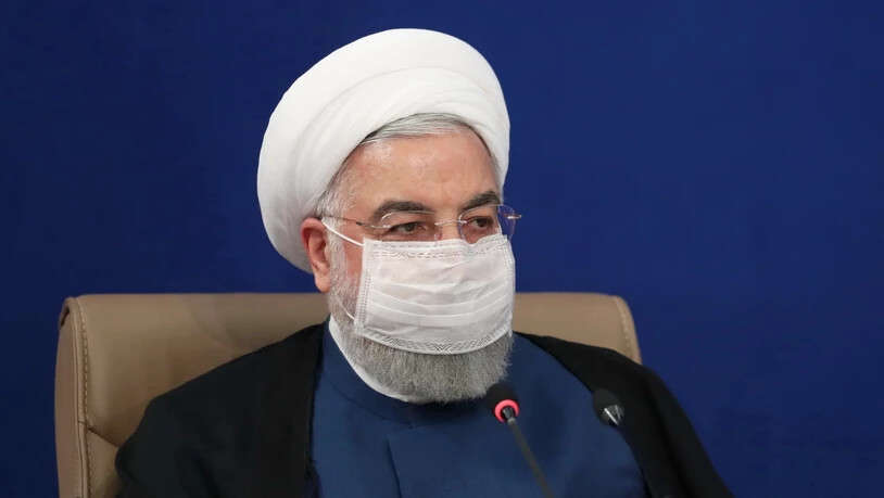 HANDOUT - Hassan Ruhani, Präsident des Iran, leitet eine Kabinettssitzung und trägt dabei eine Maske. Foto: -/Iranian Presidency/dpa - ACHTUNG: Nur zur redaktionellen Verwendung und nur mit vollständiger Nennung des vorstehenden Credits