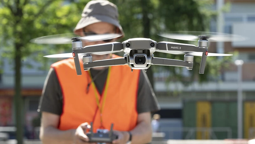 Künftig nur noch mit Ausbildung: Ein Pilot lässt eine über 900 Gramm schwere Drohne steigen. Er ist allerdings vom Schweizerischen Verband Ziviler Drohnen lizenziert. (Archivbild)