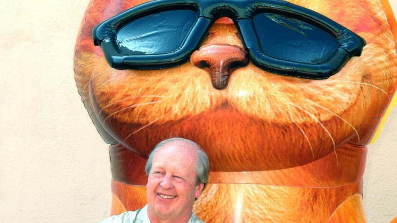 ARCHIV - Jim Davis, US-amerikanischer Cartoonist, steht bei der Weltpremiere von "Garfield: Der Film" vor einer Garfield-Figur. (zu dpa "«Ganze Welt zum Lachen bringen»: Garfield-Erfinder Jim Davis wird 75") Foto: Nina Prommer/Globe Photos/ZUMAPRESS.com…