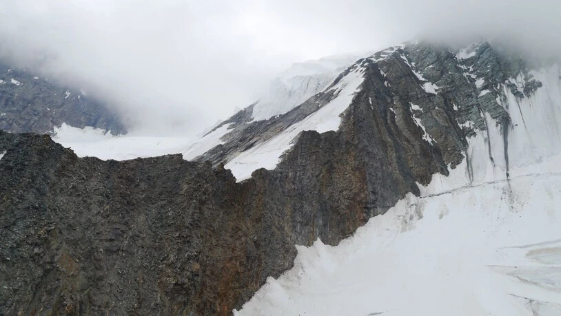 Die beiden Alpinisten stürzten am Dom im Gebiet des Festijoch auf einer Höhe von etwa 3700 m über Meer mehrere Meter tief über felsiges Gelände.