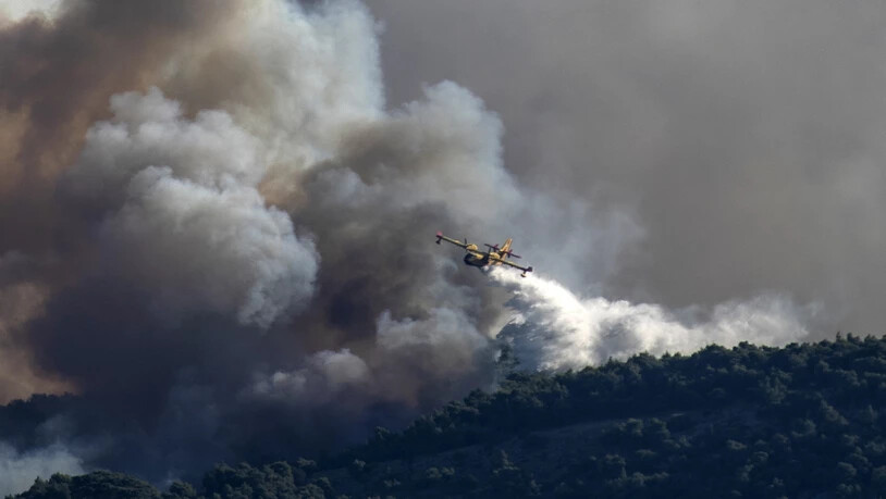 dpatopbilder - Ein Löschflugzeug in der Nähe von Korinth in Griechenland. Foto: Petros Giannakouris/AP/dpa