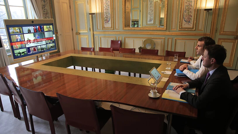 Clément Beaune mit dem französischen Präsidenten Emmanuel Macron bei einer Video-Konferenz im vergangenen März. (Archivbild)