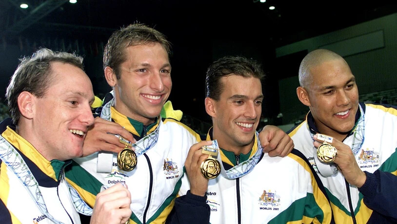 Die australische Staffel mit Ian Thorpe (zweiter von links) feierte die (umstrittene) Staffel-Goldmedaille in Fukuoka