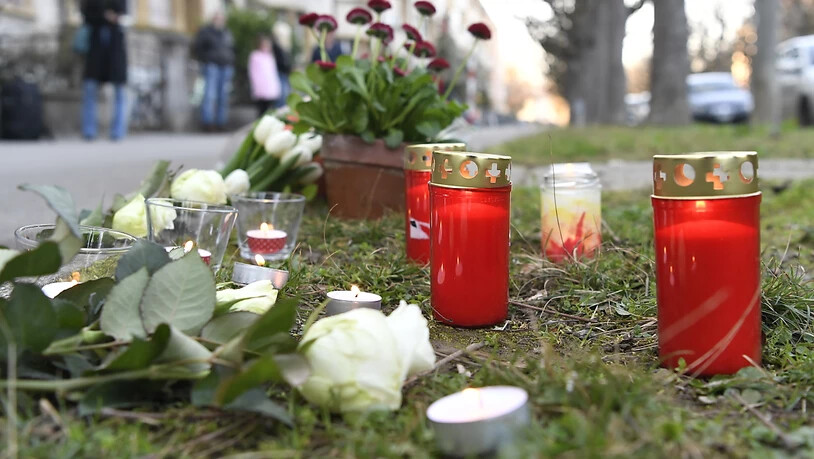 Blumen und Kerzen erinnern an den siebenjährigen Schüler, der am 21. März 2019 auf dem Heimweg am St. Galler-Ring in Basel von der Seniorin erstochen wurde.