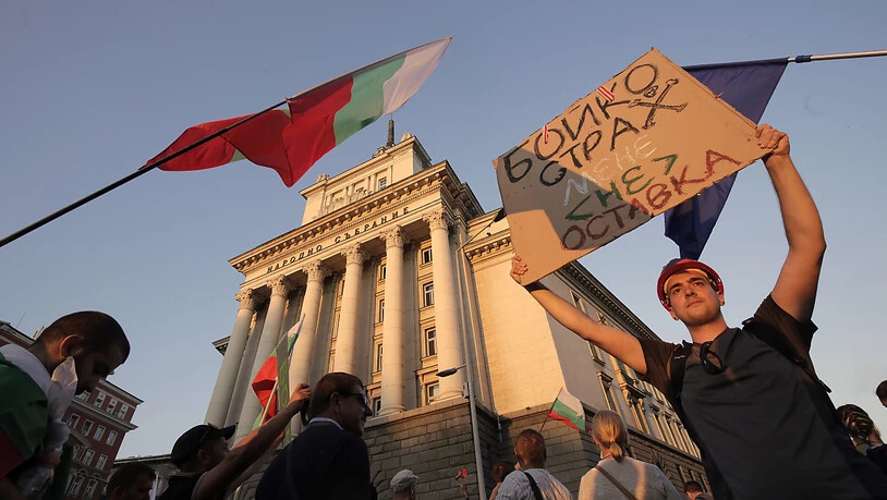 dpatopbilder - Demonstranten in Sofia fordern den Rücktritt der bulgarischen Regierung. Foto: Valentina Petrova/AP/dpa