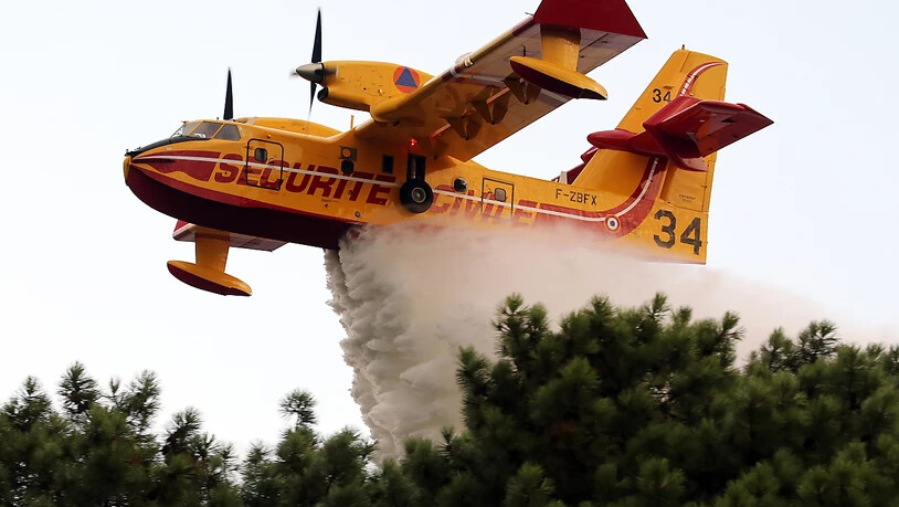 Ein Löschflugzeug ist bei einem Waldbrand im Südwesten Frankreichs im Einsatz. Wegen eines Waldbrands in Südfrankreich haben zahlreiche Menschen ihre Häuser verlassen müssen. Foto: Bob Edme/AP/dpa