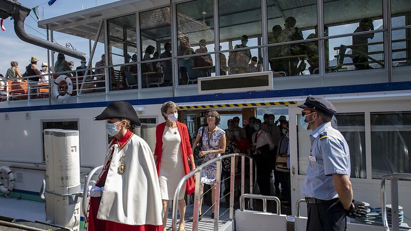 Bundespräsidentin Simonetta Sommaruga entsteigt dem Schiff, das sie am Samstagmittag aufs Rütli brachte.  (KEYSTONE/Urs Flueeler). Geo-Information: SWITZERLAND SCHWEIZ SUISSE/LUZERN Quelle: KEYSTONE Fotograf: URS FLUEELER