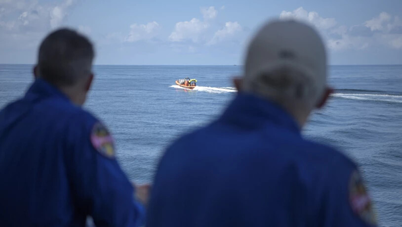 NASA-Techniker erwarten die Landung der Endeavour mit den beiden SpaceX-Astronauten im Golf von Mexiko.