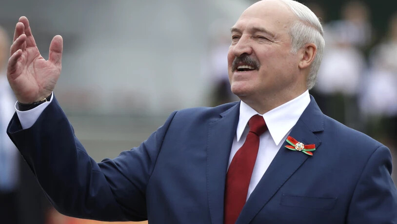 ARCHIV - Alexander Lukaschenko, Präsident von Belarus, gestikuliert während der Feierlichkeiten zum Unabhängigkeitstag. (zu dpa: "«Hausfrau» gegen «Europas letzten Diktator» - Belarus hat die Wahl ") Foto: Sergei Grits/AP/dpa