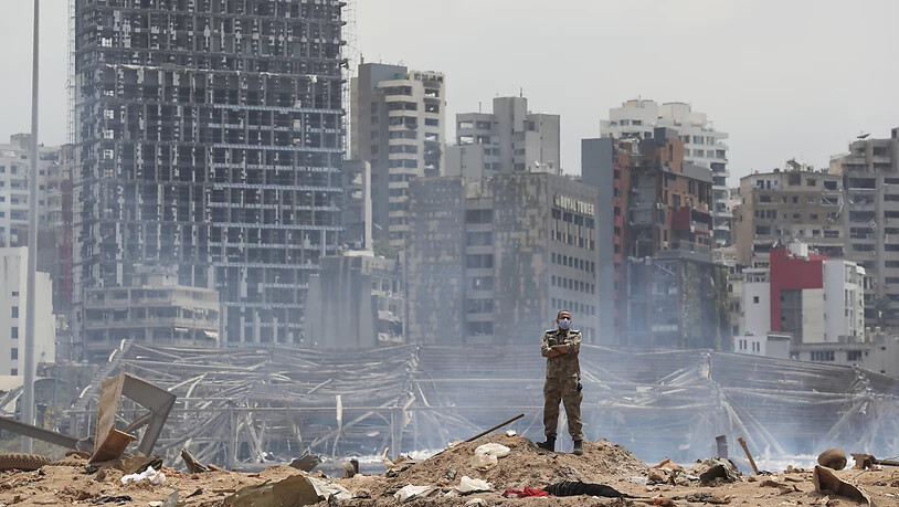 Ein Soldat steht am Ort der Verwüstung nach der verheerenden Explosion am Dienstag auf dem Hafengelände der libanesischen Hauptstadt Beirut. (Archivbild)