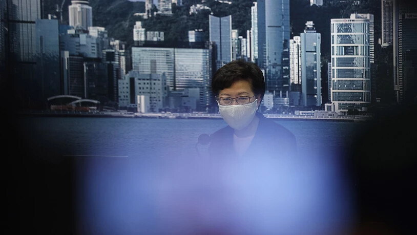 Hongkongs Regierungschefin Carrie Lam hat die für September geplante Parlamentswahl verschoben. Foto: Kin Cheung/AP/dpa