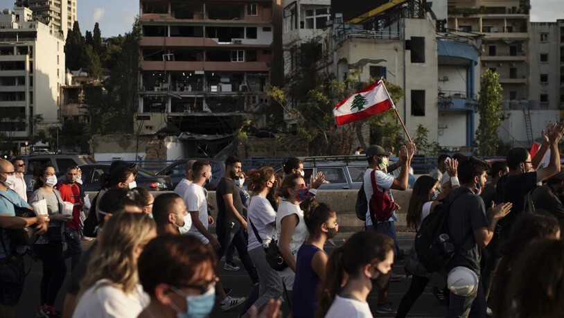 Mehrere Tausend Menschen nehmen an dem Trauermarsch zum Gedenken an die Opfer der verheerenden Explosion in Beirut teil. Foto: Felipe Dana/AP/dpa