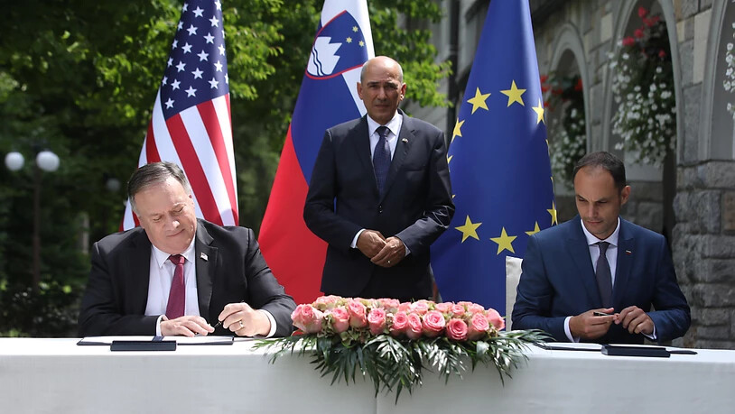 US-Außenminister Mike Pompeo (l) und sein slowenischer Amtskollege An·e Logar (r) unterzeichnen in Anwesenheit von Ministerpräsident Janez Jansa ein Abkommen zur 5-G-Sicherheit. Foto: Anze Malovrh/STA/dpa