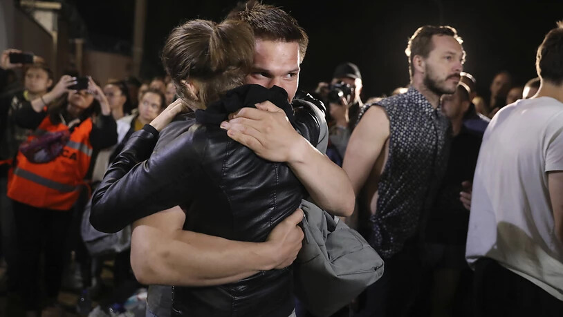 dpatopbilder - Ein Paar umarmt sich nach der Haftentlassung. Foto: Uncredited/AP/dpa