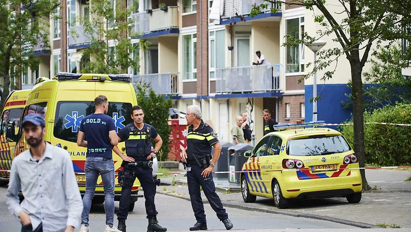 Polizisten und Krankenwagen stehen am Einsatzort. Beamte haben auf einen 23-jährigen deutschen Mann geschossen, der verwirrtes Verhalten zeigte und drohte, sich und die Polizei zu verletzen. Der Mann erlag später seinen Verletzungen. Foto: "ginopress B.V…