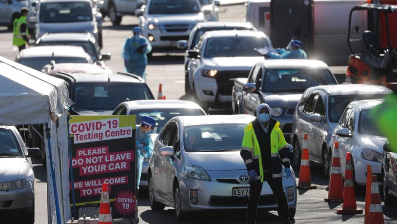 Autos stehen Schlange vor einem Coronavirus-Testzentrum. Die Gesundheitsbehörden in Neuseeland bemühen sich, die Quelle eines neuen Ausbruchs des Coronavirus ausfindig zu machen. Die größte Stadt des Landes ist erneut abgeriegelt worden. Foto: Dean…