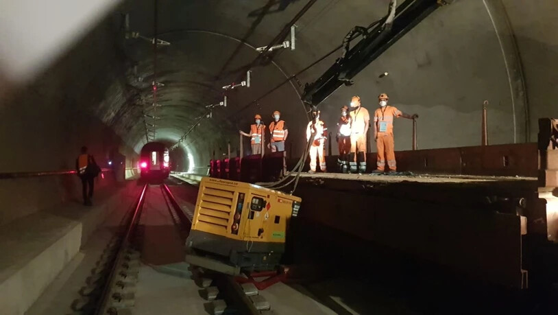 Für die Übung simulierte die SBB eine Kollision eines Personenzugs mit einem im Tunnel stehenden Bauzug. Vom Unfall betroffen waren 150 Zugreisende.