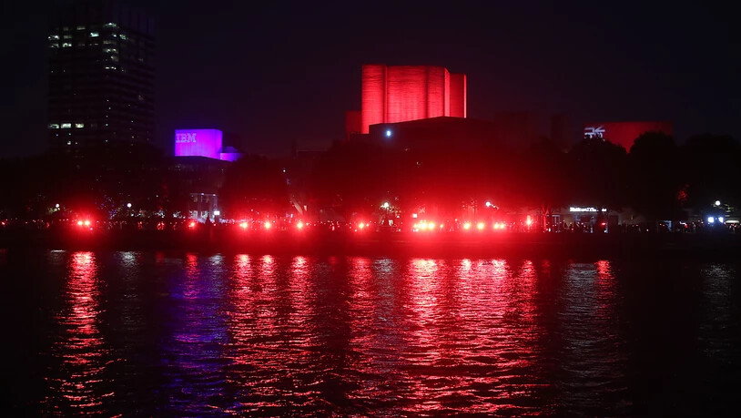 Das Nationaltheater und die South Bank werden rot beleuchtet, um auf die finanzielle Not der Theater aufmerksam zu machen. Foto: Yui Mok/PA Wire/dpa