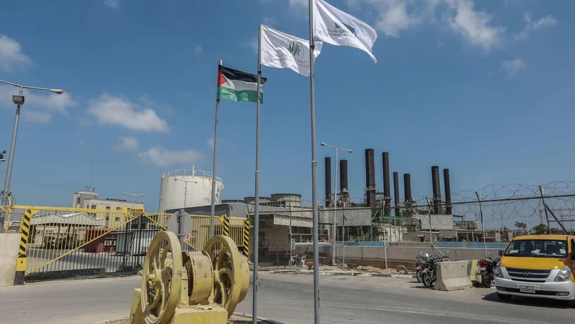 Ein Blick auf den Eingang des Kraftwerks von Gaza in Nuseirat, nachdem es abgeschaltet wurde. Foto: Mohammed Talatene/dpa